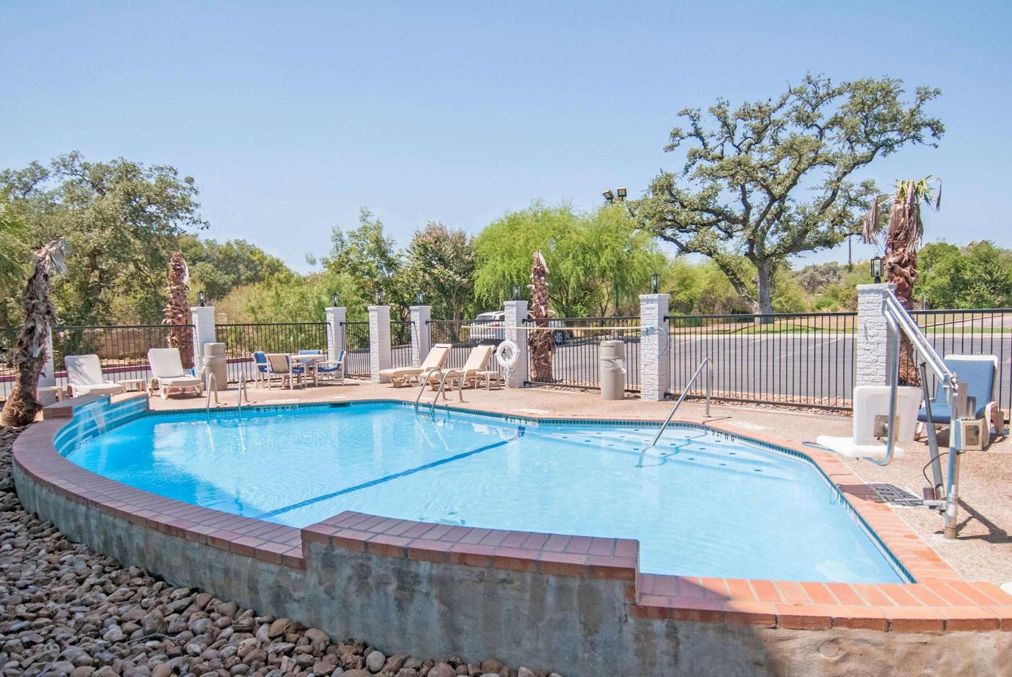 Hotel Days & By Wyndham North/stone Oak 2*