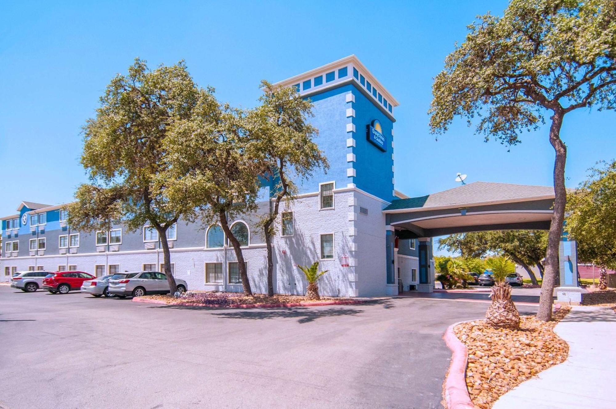 Days & By Wyndham North/stone Oak Hotel 2*