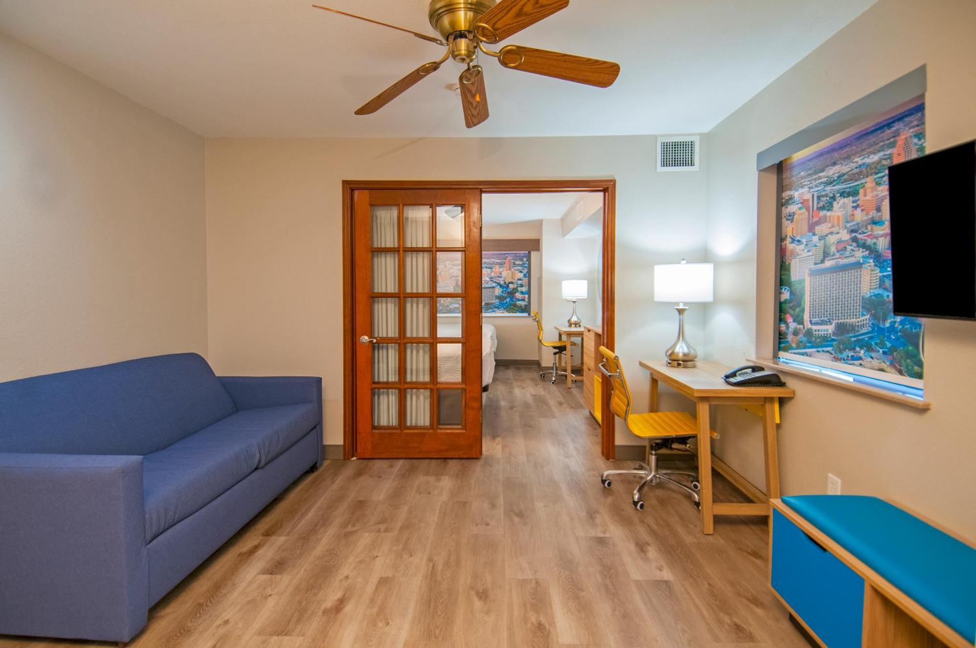 Days & By Wyndham North/stone Oak Hotel